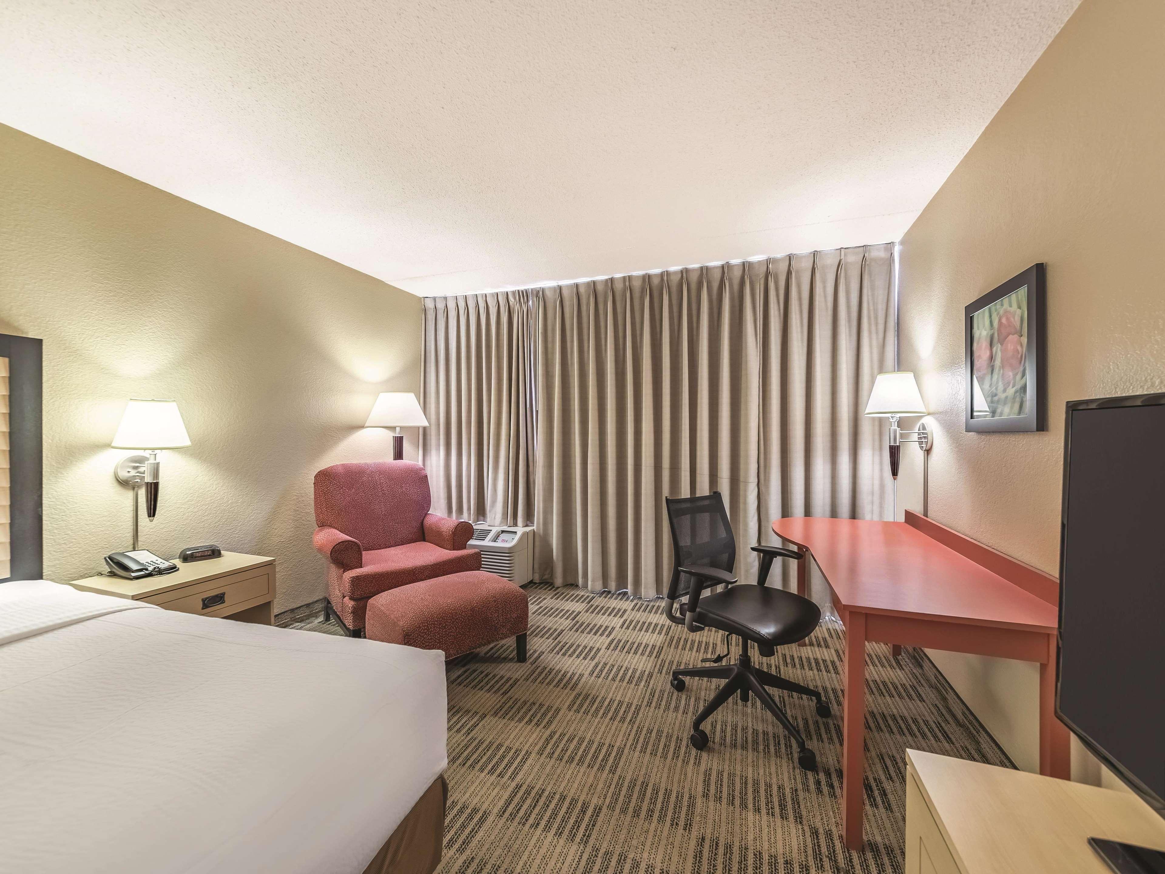 Ramada Inn By Wyndham Fairfield Nj Exterior foto