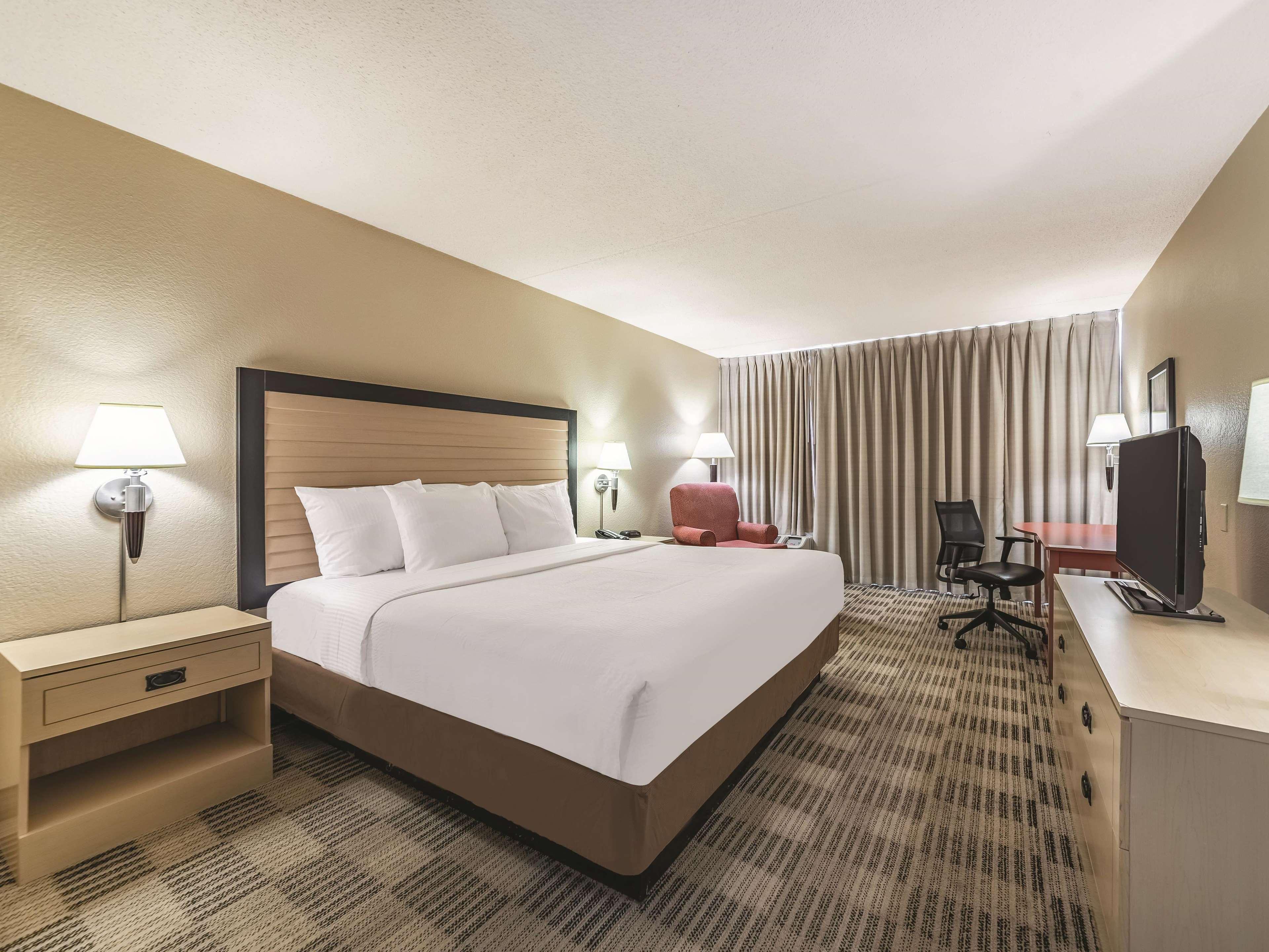 Ramada Inn By Wyndham Fairfield Nj Exterior foto