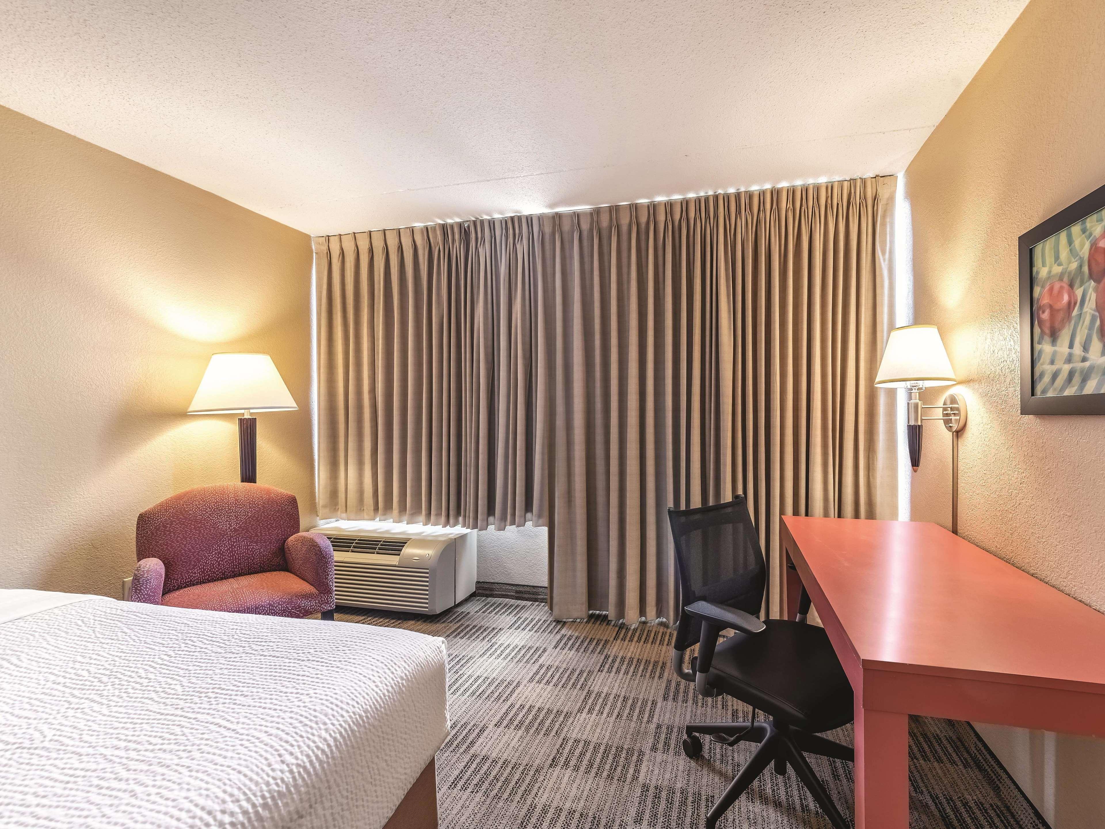 Ramada Inn By Wyndham Fairfield Nj Exterior foto