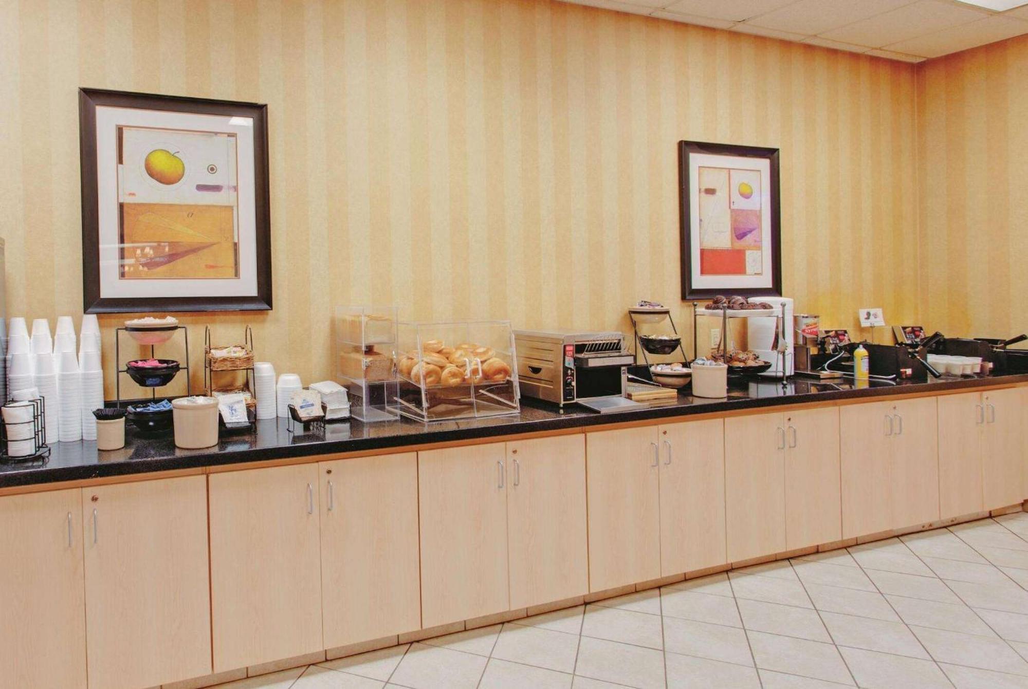 Ramada Inn By Wyndham Fairfield Nj Exterior foto