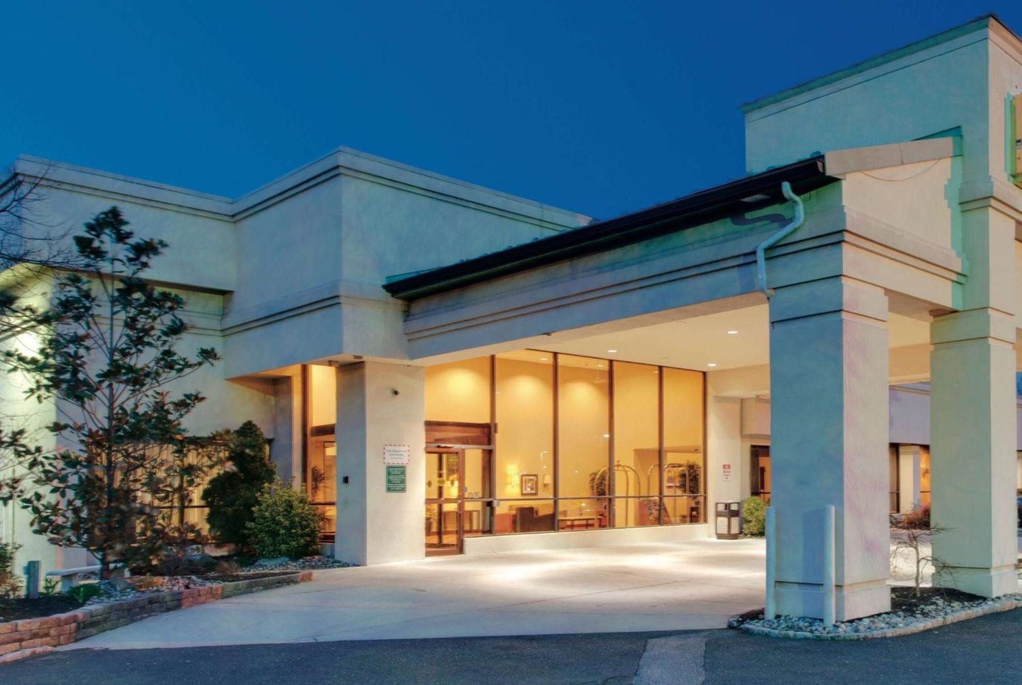 Ramada Inn By Wyndham Fairfield Nj Exterior foto