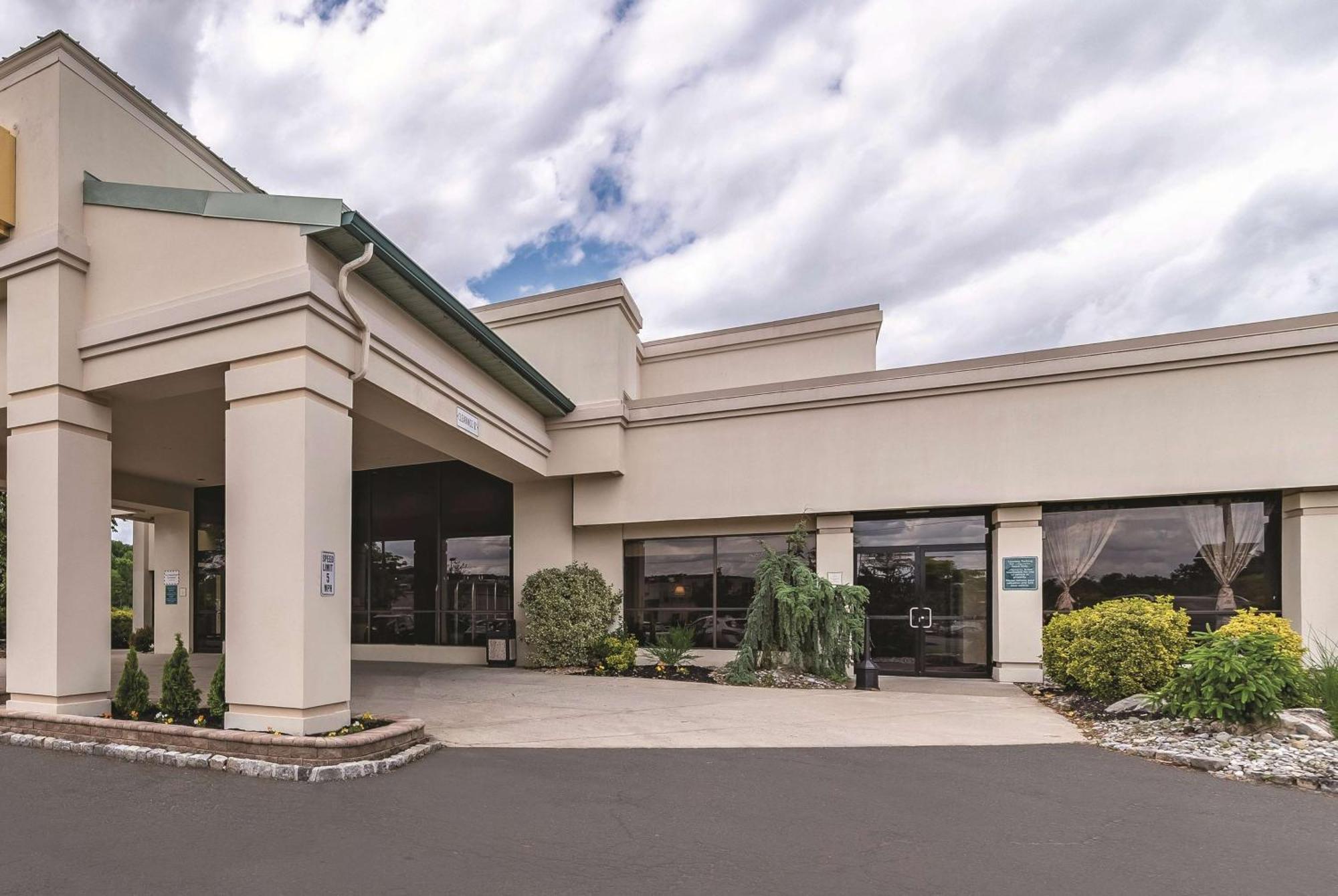 Ramada Inn By Wyndham Fairfield Nj Exterior foto