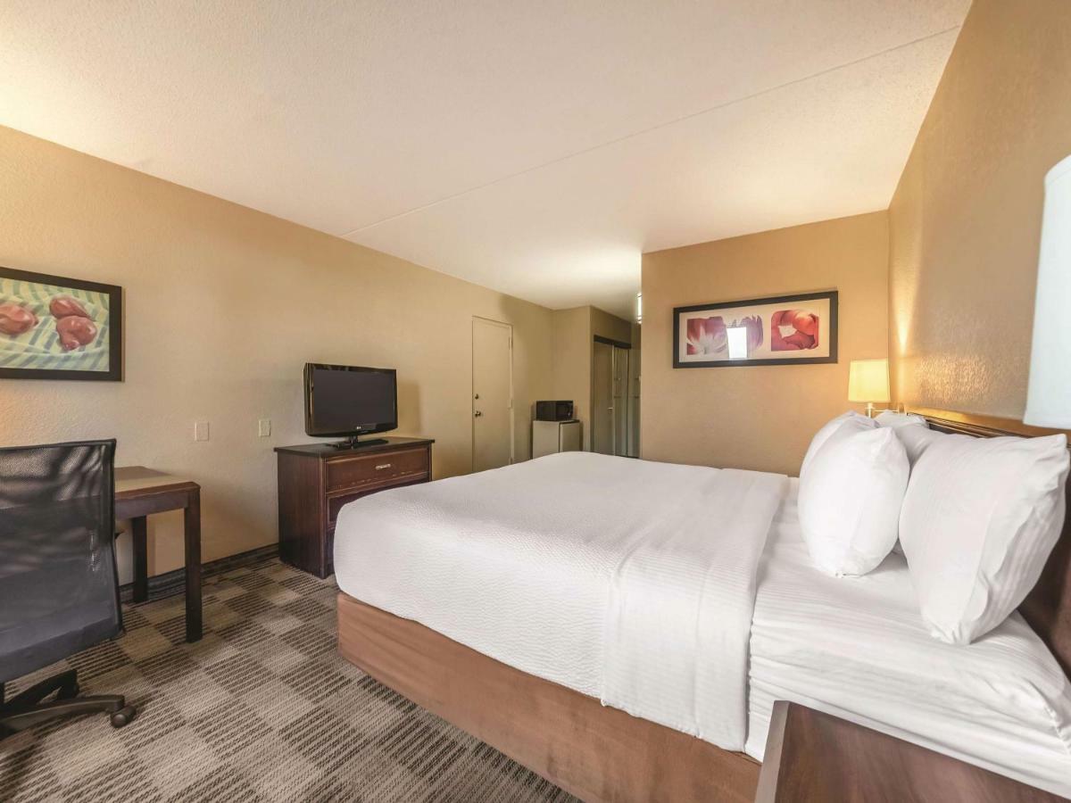 Ramada Inn By Wyndham Fairfield Nj Exterior foto